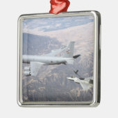 F-22ラプターは、KC-135から燃料を受ける メタルオーナメント (左)