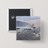 F-22ラプターは、KC-135から燃料を受ける 缶バッジ (正面&裏面)