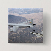 F-22ラプターは、KC-135から燃料を受ける 缶バッジ (正面)