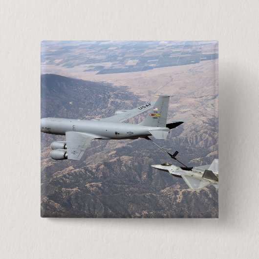 F-22ラプターは、KC-135から燃料を受ける 缶バッジ (正面)