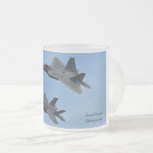 F-35とF-22戦闘機 フロストグラスマグカップ (正面右)