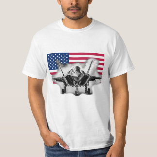 F-35戦闘機ジェット（米国旗の背景あり） Tシャツ