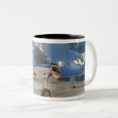 F-6FのHellcatの第二次世界大戦の戦闘機の ツートーンマグカップ (正面右)