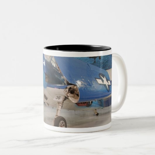 F-6FのHellcatの第二次世界大戦の戦闘機の ツートーンマグカップ (正面右)