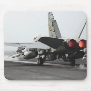 F/A-18Cのスズメバチはフライトデッキ2から進水します マウスパッド