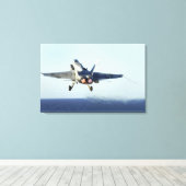 F/A-18Cホーネットがフライトデッキから発射 キャンバスプリント (インサイチュ (ウッドフロア))