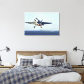 F/A-18Cホーネットがフライトデッキから発射 キャンバスプリント (インサイチュ (寝室))