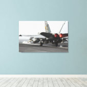 F/A-18Cホーネットがフライトデッキから発射 キャンバスプリント (インサイチュ (ウッドフロア))