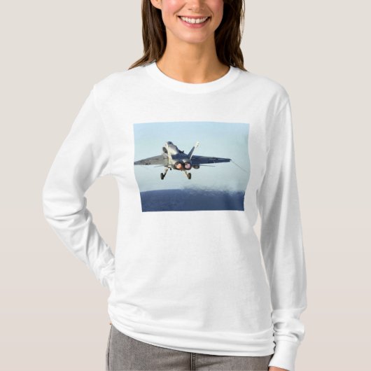 F/A-18Cホーネットがフライトデッキから発射 Tシャツ (正面)