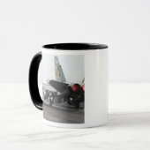 F/A-18Cホーネットがフライトデッキ2から発射する マグカップ (正面左)