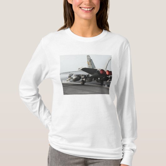F/A-18Cホーネットがフライトデッキ2から発射する Tシャツ (正面)