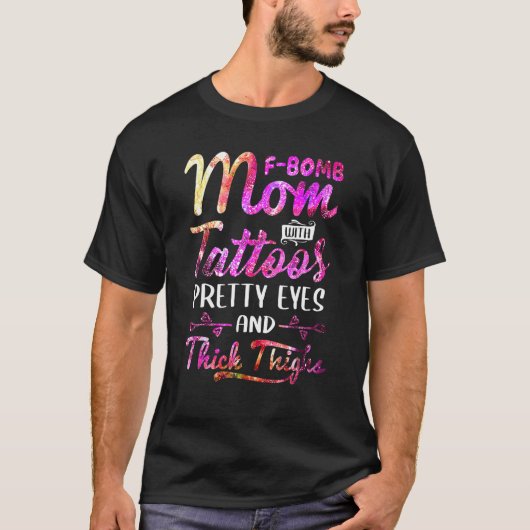 F Bomb Mom With Tattoos Pretty Eyes And Thick Thig Tシャツ (正面)