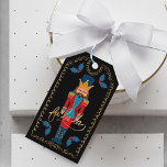 Fa La Christmas Christmas Nutcracker To & From ギフトタグ<br><div class="desc">美しい、お洒落そして魔法の休日のギフトラベルから。私たちは、この絵を描休日のギフトラベルデザインで見る全てのイラストレーションとタイポグラフィを渡している。私たちのデザインは、美しいクラッカー赤と青の金ゴールドアクセントのスーツを着た美しいくるみクラッカーを特徴としている。私たちの手で描いた"Fa La"タイポグラフィペア完璧に私たちのくるみ割りイラストレーション。フェイク金ゴールドお洒落装飾用フレーマのまわりに、フェスティバルブルーと赤クランベリーホリーとともにギフトラベルを追加する。反対側には、情報に対して情報を追加する場所が用意されている。すべてのイラストレーションは鳥類科学のオリジナルのアートワークによって手書き描かれている</div>
