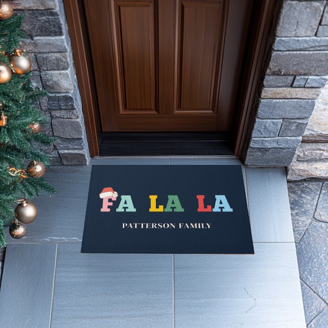 FA LA LAサンタハットスクリプトタイポグラフィカスタムファミリー ドアマット (FA LA LA Santa-Hat Script Typography Custom Family Doormat)