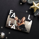 Fa La La Lettersミニマはっきりしたリストの写モダン真 シーズンカード<br><div class="desc">ラ・ラ、ああ、今年の素晴らしい時間だ！休日の応援を友人や家族に私たちのファモダンラ・ラ・ホリデー・カードで送る。写真シンプルの上にミニマルのFa La Laの文字を重ねて大胆に表示されたフルフォトのはっきりしたデザイン。あいさつ、家族の署名、および年でパーソナライズ。裏面にはシンプル黒と白はっきりしたのFA LA LA文字パターンデザイン。デザイン:Moodostology Papery著。</div>