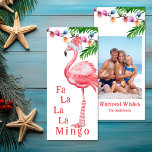 Fa La La Mingoフォトフラミンゴクリスマスカード<br><div class="desc">ピンクと白のサンタハットと膝の高い靴下を着た水色のピンクのフラミンゴを特徴とするFa La La Mingo Holiday Christmasカード。ヤシの葉が付いたカラフルの休日のライトがある。背面には、あいさつお気に入りのと署名が付いている。あいさつパーソナライズされたは読好きに出来る。</div>