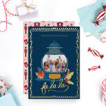 Fa La Nutcracker Christmas Family Photo Snow Globe 箔シーズンカード<br><div class="desc">この美しい、魔法の写真お洒落クリスマスカードをクリスマスの季節に友人や家族に送信する。このホリデーカー絵を描ドに表示されるイラストレーションとタイポグラフィをすべて渡す。私たちのデザインは美しいヴィンテージのスノーグローブを備え、あなたの家族の写真を雪の球内に追加する。赤い花、聖飾、キャンディの実在グローブは、金ゴールド箔のアクセントが追加されて、金ゴールド箔の装飾フレームと同様に縁ど、"Fa La La"という言葉は手描きで、私たちのイラストレーションと完璧にペア。雪カスタマイズ球の前に置かれ、家族のサインを追加する年と。裏面は我々のマッチングのパターンを特徴とする。くるみ割り、くるみ割りマウス、くるみ割りバレーダンサー、キャンディーケーン、花、ホリー、赤いフェスティバルの家、雪だるま。手描きタイポグラフィは美しく模様デザインに組み込まれている。すべてのイラストレーションは鳥類科学のオリジナルのアートワークによって手書き描かれている</div>