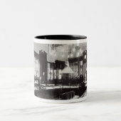 Fabergeの中心地(b/wの写真) ツートーンマグカップ (中央)