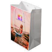 Facebookのユーザー名をフォローしてください ソーシャルメディアの写真 ミディアムペーパーバッグ (裏面アングル)