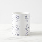 Faded Blue and White Floral Pattern コーヒーマグカップ (中央)