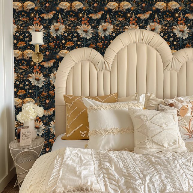 Fairycore MothsとWildflowersフローラ 壁紙 (Fairycore Moths and Wildflowers Floral Wallpaper behind a cream colored headboard.)