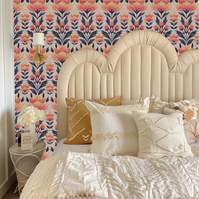 Fairycore Peach、Yellow、およびBlueフローラ 壁紙 (Fairycore Peach, Yellow, and Blue Floral Wallpaper behind a cream colored headboard.)