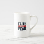 Faith Over Fear – 2 Timothy 1:7 ボーンチャイナマグカップ (右)