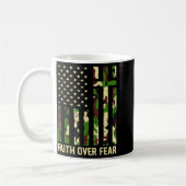 Faith Over Fear Christian Americn Flag Camouflage  コーヒーマグカップ (左)