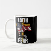 Faith Over Fear Christian Cross American Flag Tee コーヒーマグカップ (左)