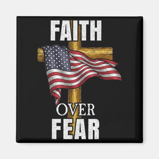 Faith Over Fear Christian Cross American Flag Tee  マグネット (正面)