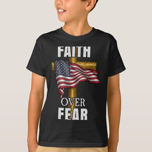 Faith Over Fear Christian Cross American Flag Tee  Tシャツ (正面)