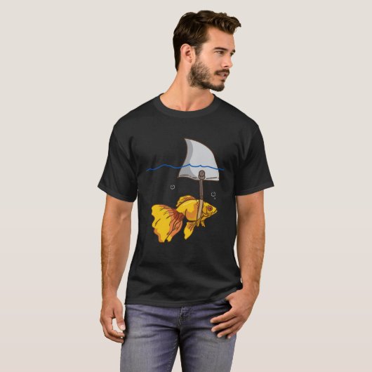 Fake Shark Goldfish Fish Tシャツ (正面フル)