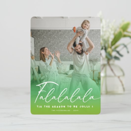 Falalalalalaおもしろいスクリプトグリーンクリスマスフォトモダンー シーズンカード (スタンド正面)