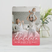 Falalalalalaおもしろいスクリプトピンクのクリスマスモダン写真 シーズンカード (スタンド正面)