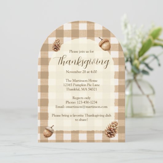 Fall Acorns Pine Cones Gingham Thanksgiving Arch 招待状 (スタンド正面)