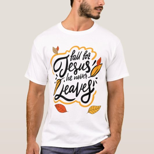 Fall for Jesus He Never Leaves Autumn Faith Design Tシャツ (正面)
