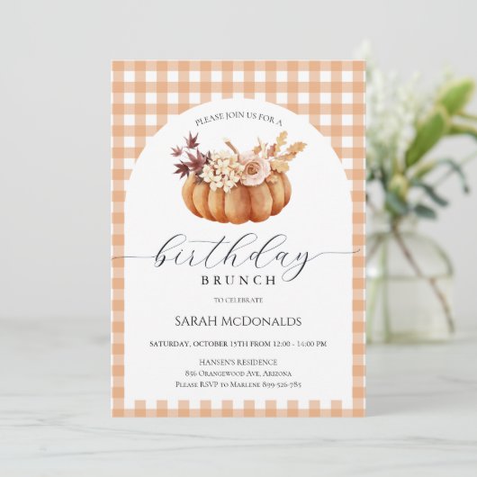 Fall Pumpkin Woman Birthday Brunch Plaid 招待状 (スタンド正面)