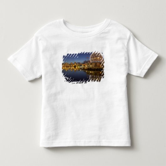False Creekに映るサイエンス・ワールドとCBD トドラーTシャツ (正面)