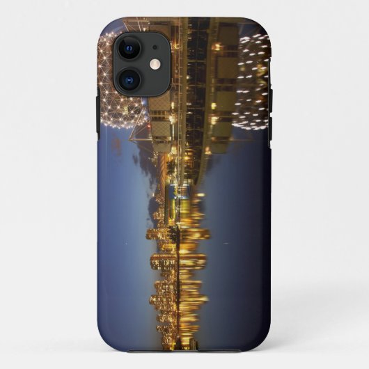 False Creekに映るサイエンス・ワールドとCBD Case-Mate iPhoneケース (裏面)