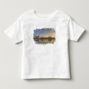 False Creek越しのスカイライン トドラーTシャツ