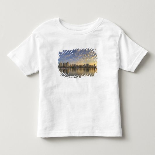 False Creek越しのスカイライン トドラーTシャツ (正面)