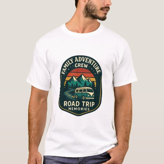 Family Adventure Crew – Retro Road Trip Badge Tシャツ (正面)