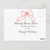 Family comes first red bow family name holidays ポストカード (裏面)
