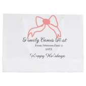 Family comes first red bow family name holidays ラージペーパーバッグ (裏面)