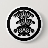 [Family Crest] Right-align 3tier pine tree w/round 缶バッジ (正面)