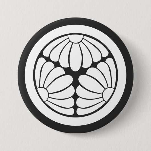 [Family Crests] A circle in 3 chrysanthemum flower 缶バッジ (正面)