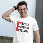 Family friends freedom Funny typography Tシャツ<br><div class="desc">Let's see what are the starting with F words that you know? Family Friends Freedom! Not the ones you have in mind, those are not good! keep it funny and respectful, but mostly stylish, with a red and black grunge bold typography, the best choice for some funny quote to make...</div>