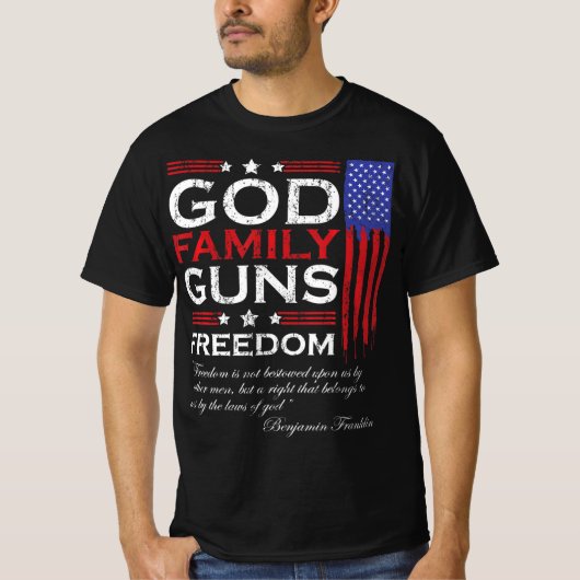 FAMILY GOD GUNS AND FREEDOM CHRISTIAN MAGA  TRUMP  Tシャツ (正面)