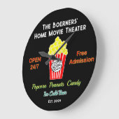 Family Home Movie Theater Open 24/7  ラージ壁時計 (傾斜)