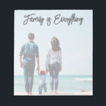 Family Is Everything モダン Script   Photo ノートパッド<br><div class="desc">このメモ帳デザインは、フルフレームの写真（軽く軽く、メモ帳として使いやすいように）と「家族はモダンすべて読」のスクリプトを備えている。挨拶は自分のフレーズや名カスタマイズ前と一緒に行えるように編集可能である。この写真のメモ帳はまた、素晴らしいギフト子供へ、ママ、パパ、祖父母を作る！</div>